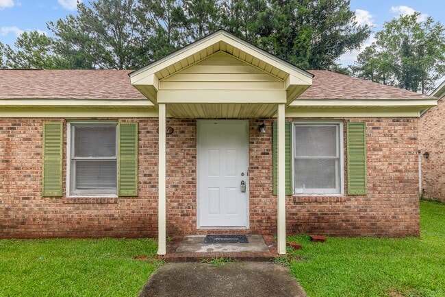 Building Photo - 2 Bedroom 1 Bathroom Duplex