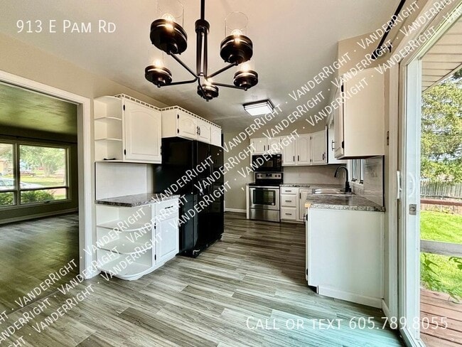 Building Photo - 913 E Pam Rd