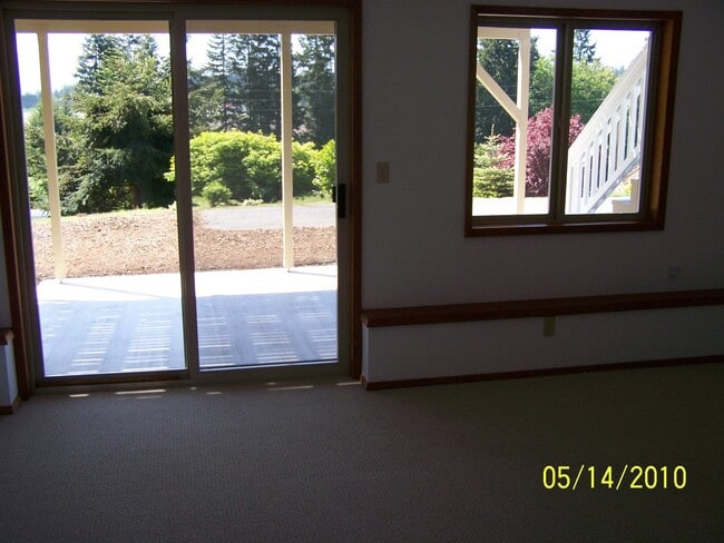 Building Photo - Spacious Home in Beautiful Neighborhood!