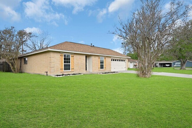 Building Photo - 4515 Larch Dr