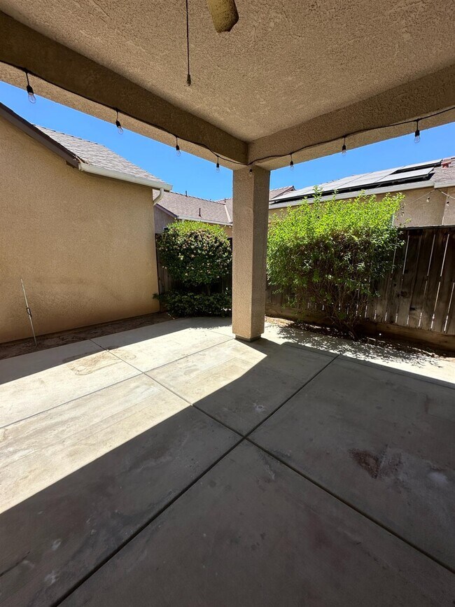 Building Photo - 5541 N Plum Ln