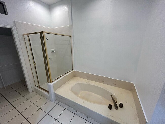 Building Photo - Ready to move in.....Fresh Paint and much more....