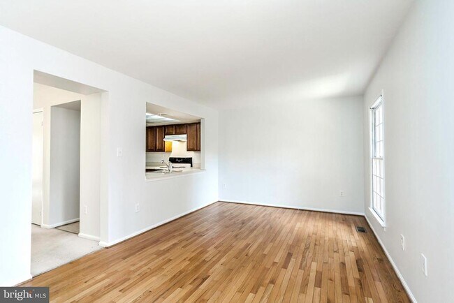 Building Photo - 2406 S Walter Reed Dr