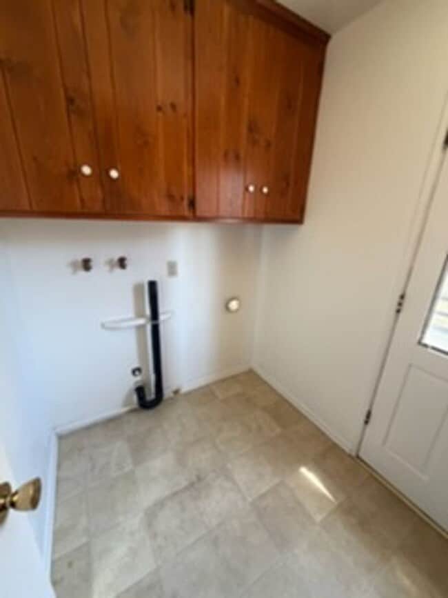 Building Photo - 6641 Ivins Dr