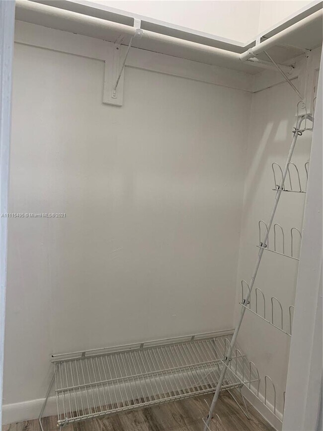 Building Photo - 1250 W 26th Pl