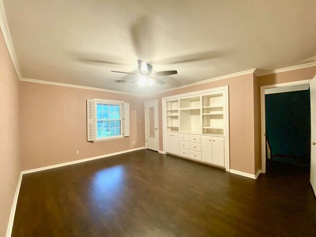 Building Photo - Large Fulton Home