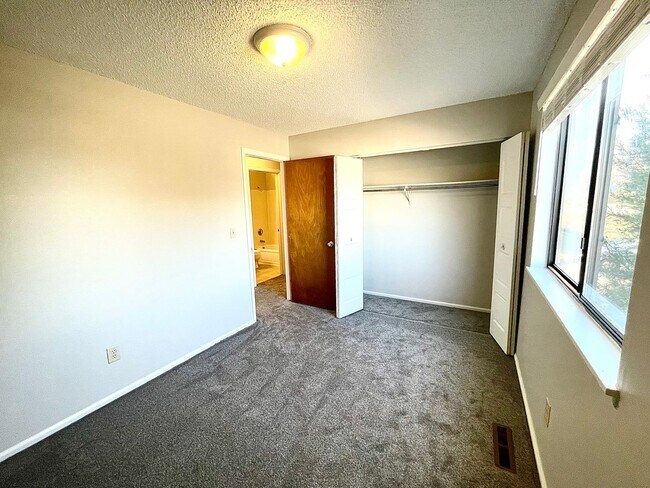 Building Photo - Beautiful updated 3 bedroom 2 bath home in Greeley!