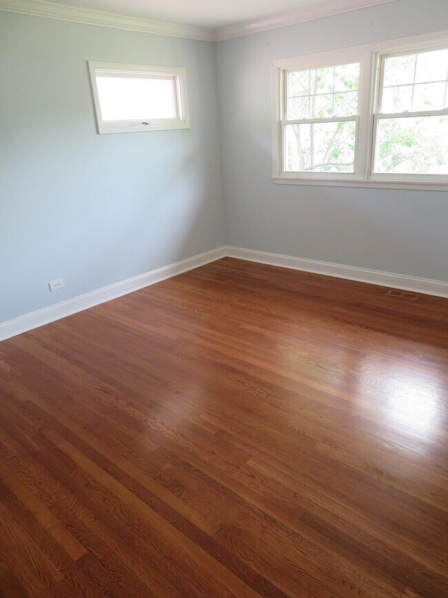 Building Photo - 932 Brantwood Ave