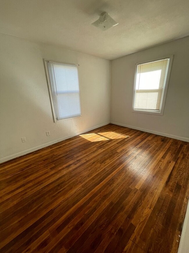 Building Photo - Spacious 2 Bed Home with a Basement! HUD OK!