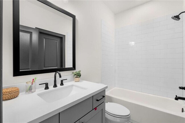 Building Photo - 520 Walden Glen Ln