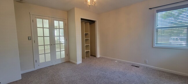 Building Photo - 2 bedroom 1 bath home with garage
