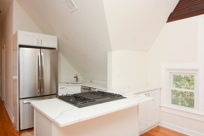 Building Photo - 1111 W Roscoe St