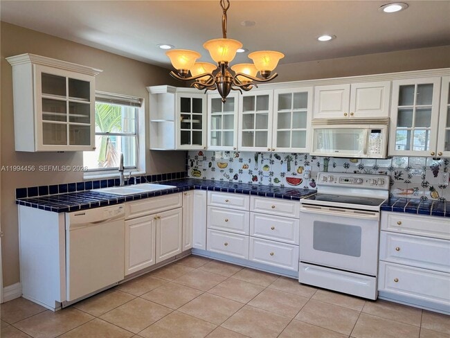 Building Photo - 1323 Bayshore Dr