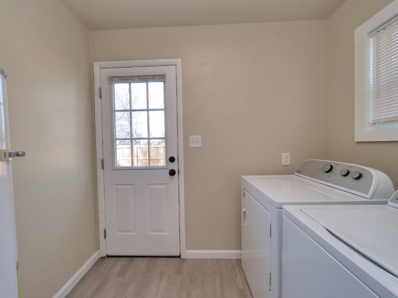 Building Photo - 308 6th St