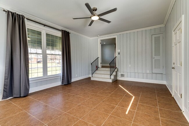 Building Photo - Spacious 4 Bed/ 3.5 Bath Home in Madison w Detached Office and Full Bath, 2 Car Garage, 1/2 acres...