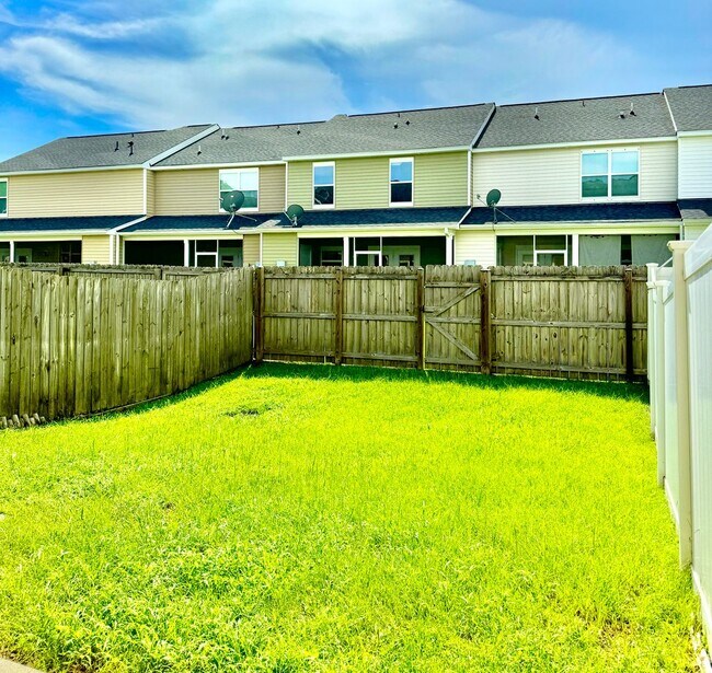 Building Photo - 3 Bed 2 Bath Townhome Located in Cokers Commons in Goose Creek!