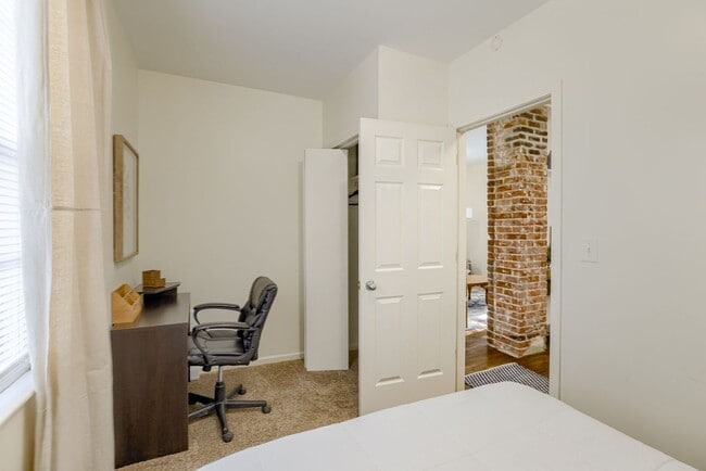 Building Photo - Charming 2 Bedroom with Fenced Yard & Parking Near Old Market!