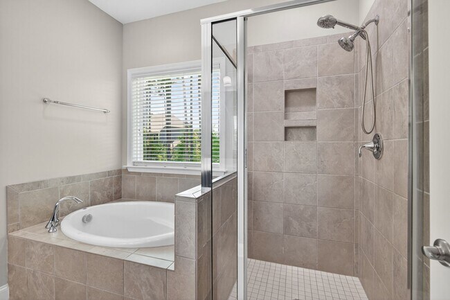Building Photo - “5-Bedroom Home with Bonus Room & Resort-S...