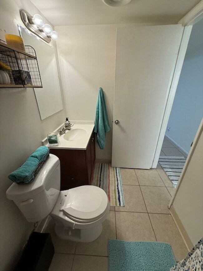 Building Photo - 2 Bed 1 Bath Spacious Apartment