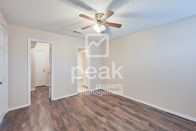 Building Photo - $1,549! 2/Bed1.5Bath duplex in Arlington!