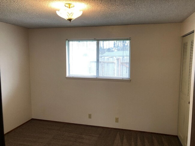 Building Photo - Great 2 bedroom 1 bathroom duplex in Springfield! MOVE IN SPECIAL!