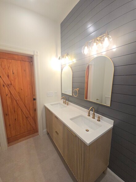 Primary Bathroom - 1205 Lee St