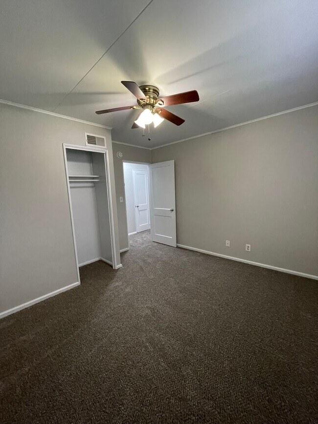 Building Photo - 2142 Ulen Ln