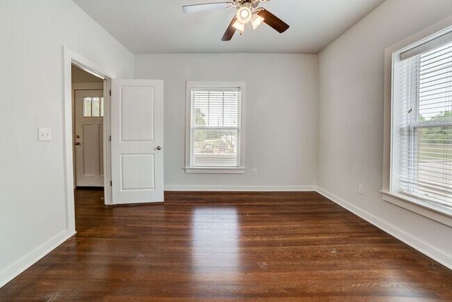 Building Photo - 3/2 Historical Home On Beautiful Main Stre...
