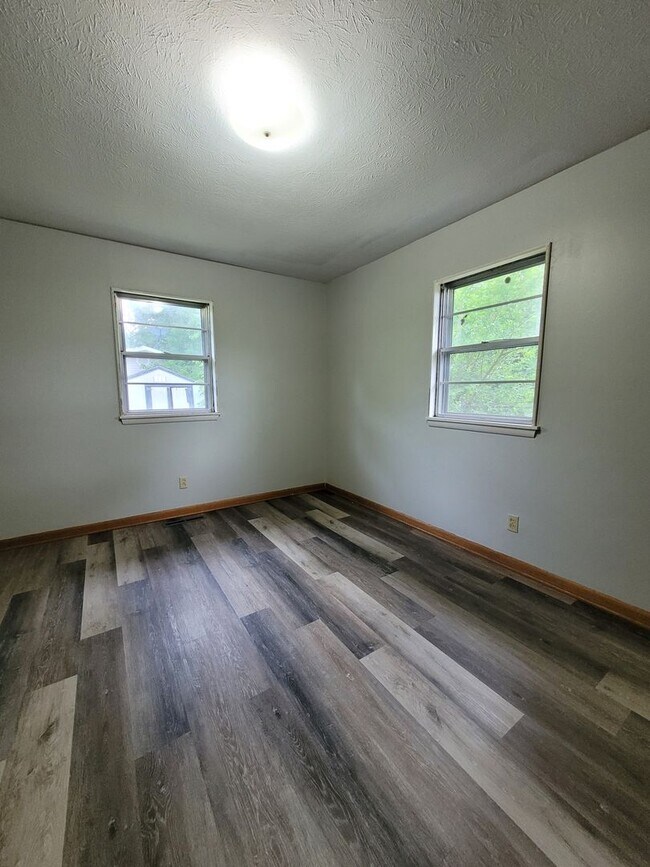 Building Photo - Move In Special! 4 Bedroom 1.5 Bath house!