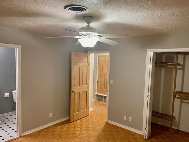 Building Photo - REMODELED HOME ON A QUIET STREET JUST ONE MILE WEST OF OU CAMPUS!