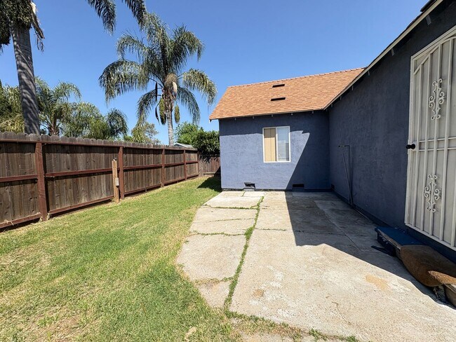 Building Photo - Spacious 3 Bed, 2 Bath Single Story Home