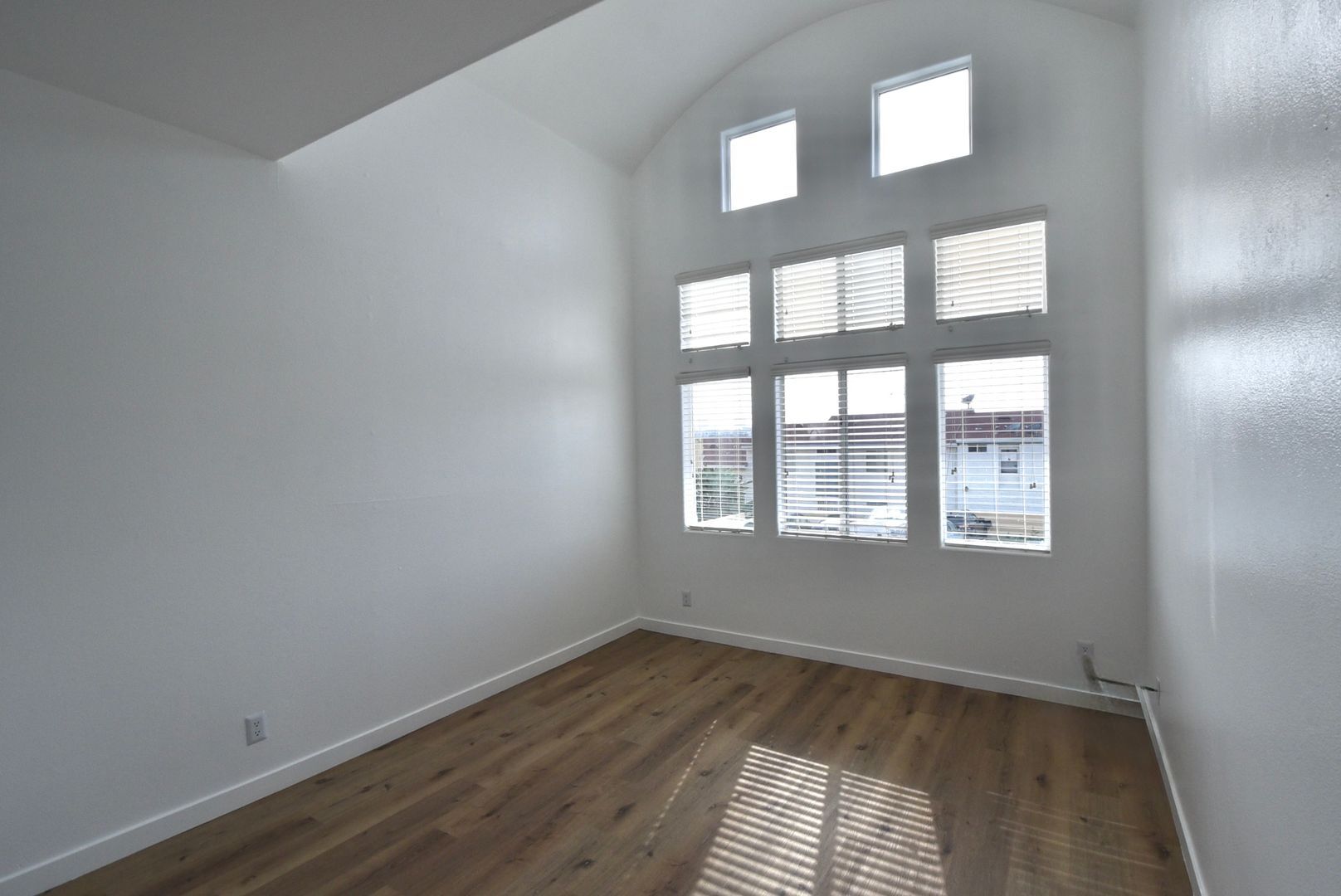 Building Photo - 425 N Alvarado St