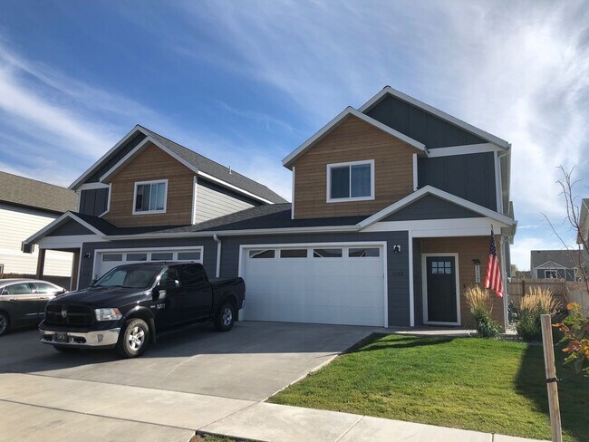 Building Photo - Gorgeous Townhouse - 3 Bedrooms and 2 1/2 Bathrooms