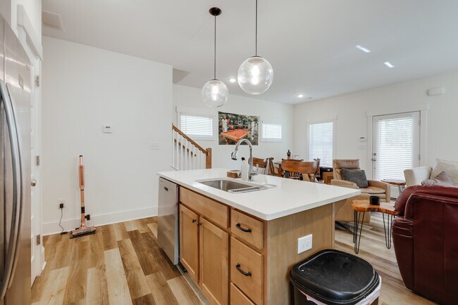 Building Photo - 374 Arch St