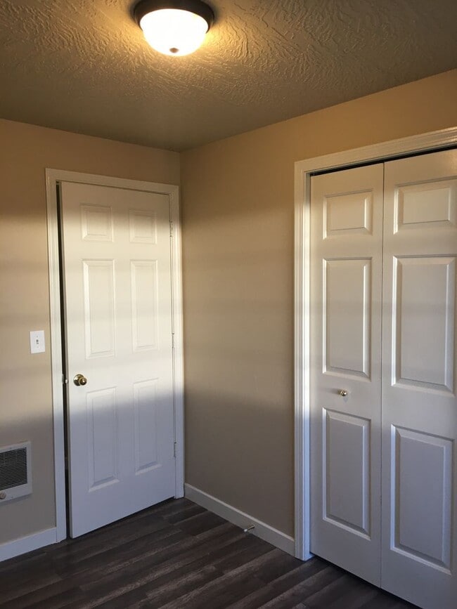 Building Photo - Updated Duplex -3 Bedroom 1.5 Bath - 4886 Fergus Avenue!