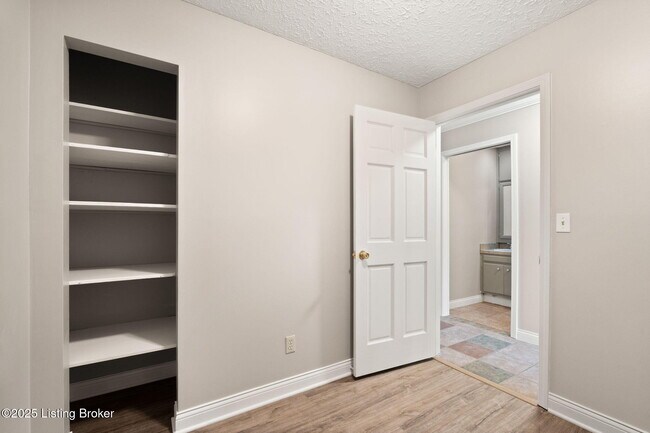 Building Photo - 703 Victoria Ct