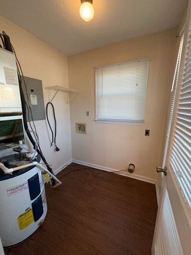 Building Photo - 2119 Rolling Ridge Dr