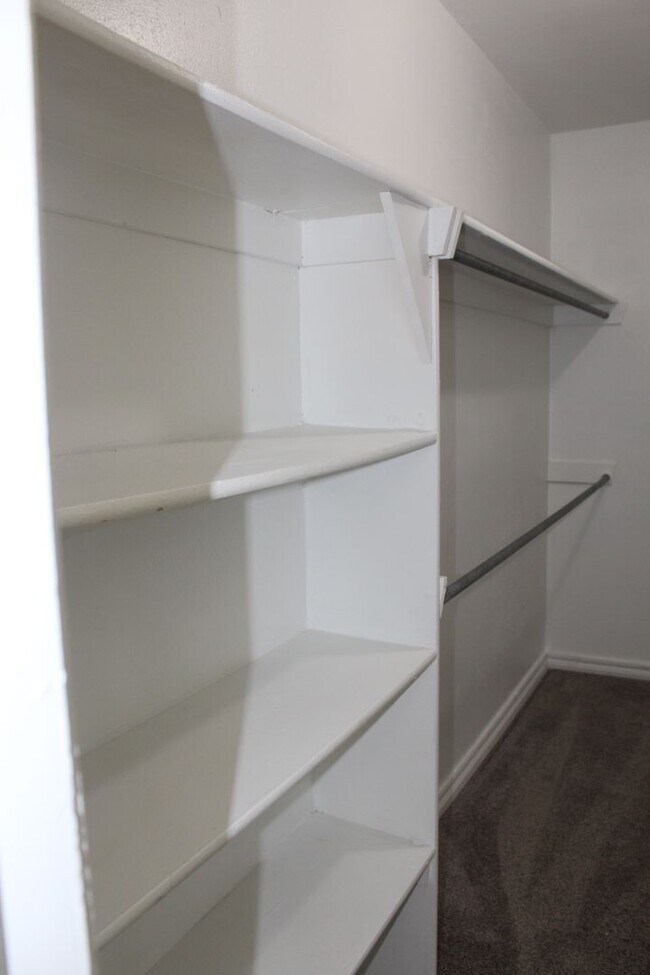 Building Photo - 2 bed & office on the South Side!