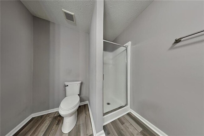 Building Photo - 2150 Lakeway Dr