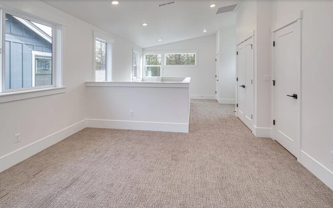 Building Photo - Spacious Westside Home with Loft and Upgra...