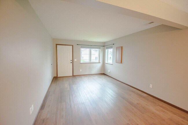 Building Photo - Modern Townhome in a Convenient NW Location
