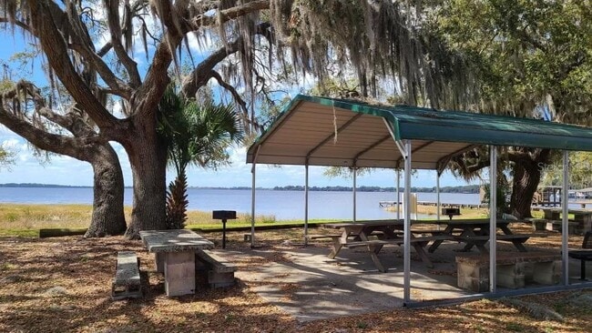 Building Photo - 813 N Waterview Dr