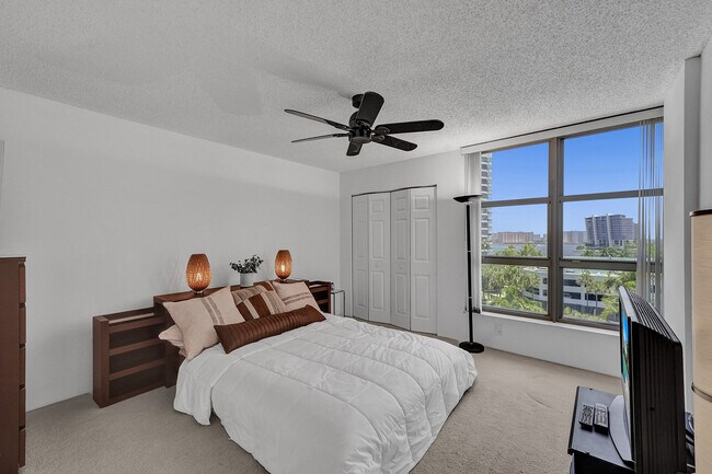 Building Photo - 3500 Mystic Pointe Dr
