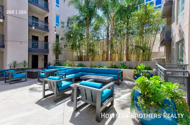 Building Photo - 5839 W Sunset Blvd