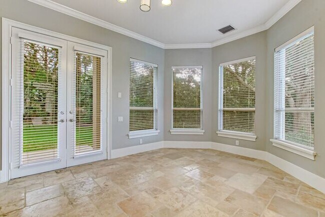 Building Photo - Stunning 5-Bedroom Pool Home on Nearly 2 A...