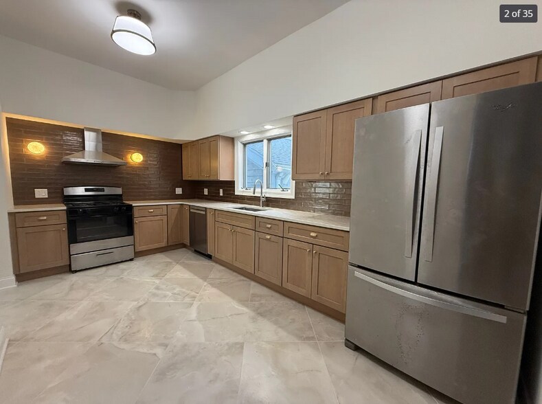 Primary Photo - 3706 N Wilton Ave