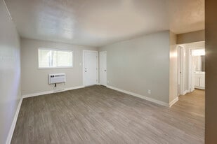 Building Photo - Eagle Crest