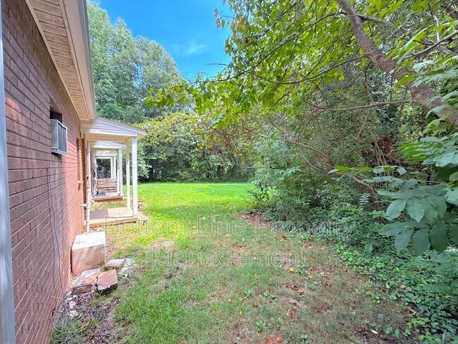 Building Photo - 206 Blacksnake Rd