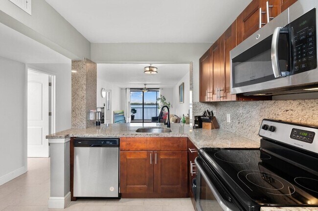 Building Photo - 111 Lake Emerald Dr