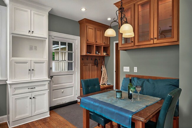 Building Photo - Move In Ready! 5 bedroom 3.5 bath near Was...